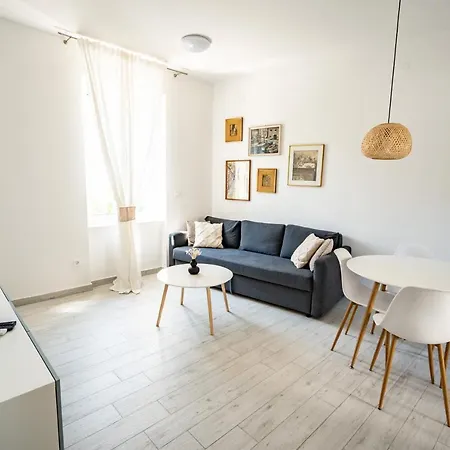 Valeria Louis Perfect Getaway - Great Location Center Apartment Split