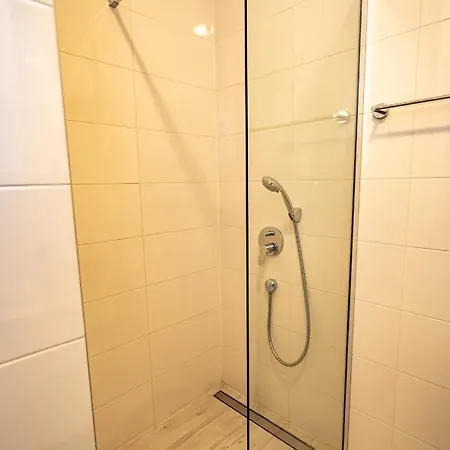 Valeria Louis Perfect Getaway - Great Location Center Apartment Split