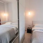 Valeria Louis Perfect Getaway - Great Location Center Apartman